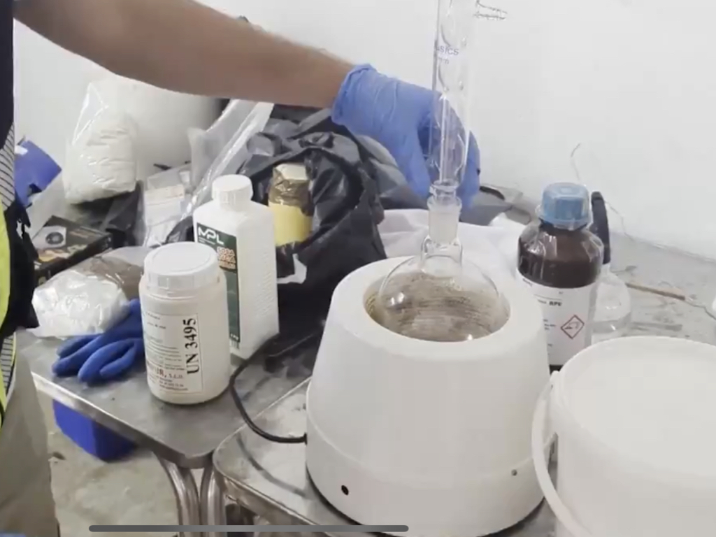 Desmantelado en Madrid un laboratorio de metanfetamina oculto en la trastienda de un asador