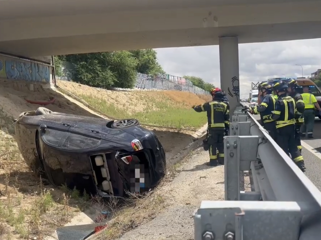 Un coche cae por un terraplén desde un puente en la M-11