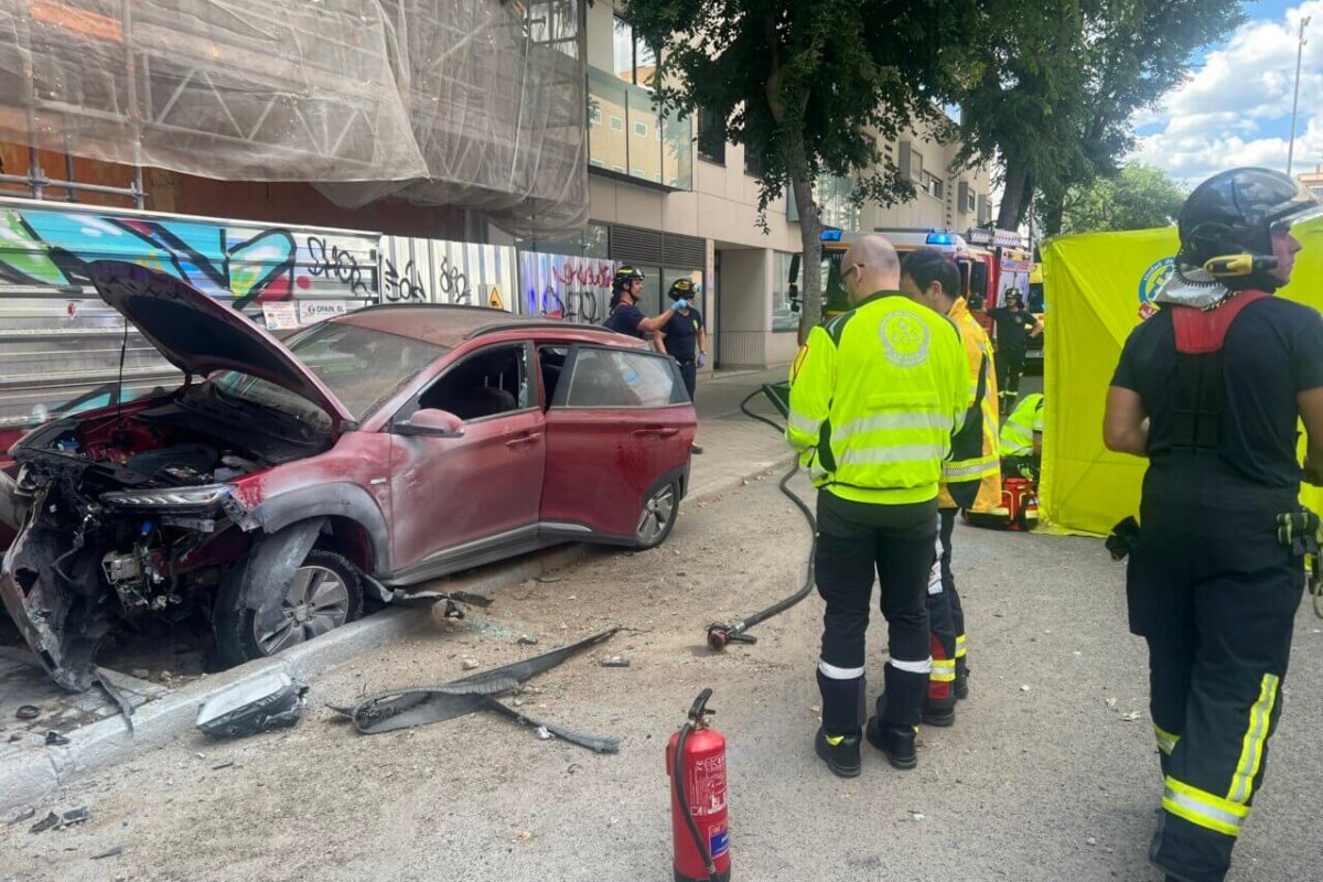 Grave una conductora tras desmayarse y chocar contra un árbol en Madrid