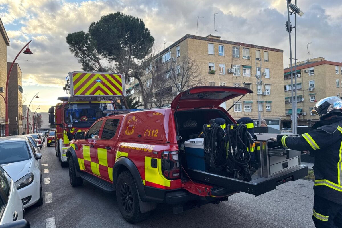 Los Bomberos extinguen un incendio en la cocina de una vivienda en Parla