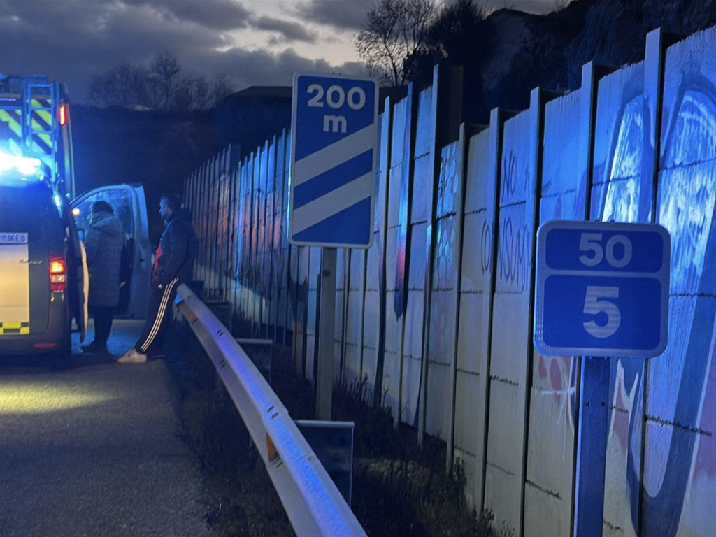 Dos heridos graves en un accidente en la A-1 tras colisionar una furgoneta y un turismo