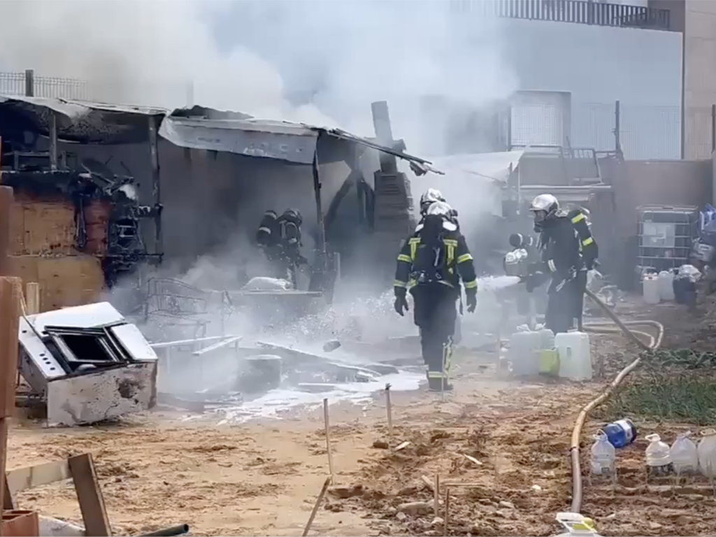 Aparatoso incendio en la parcela de un chalet en Torrejón de Ardoz 